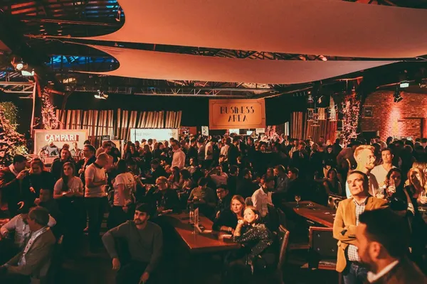 DMEXCO Konferenz-Bühne mit Speakern und Publikum