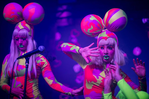 WE ARE ALL MAD HERE Atmosphäre