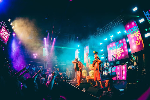 WE ARE ALL MAD HERE Atmosphäre