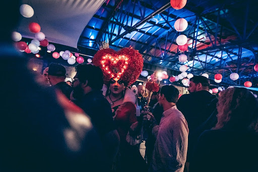 WE ARE ALL MAD HERE Atmosphäre