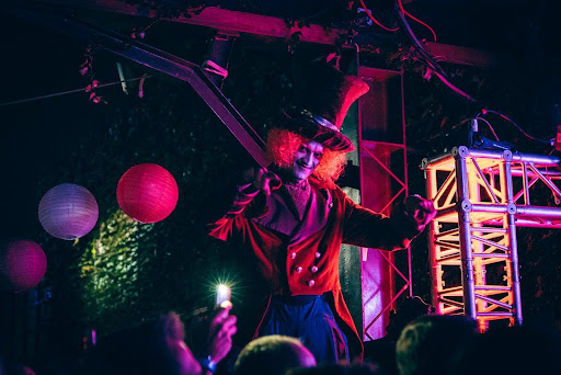 WE ARE ALL MAD HERE Atmosphäre