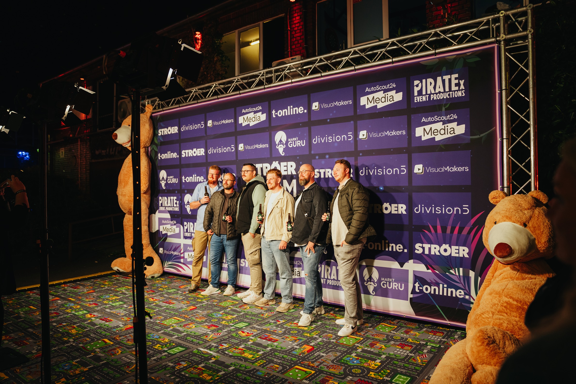 Never Grow Old Atmosphäre