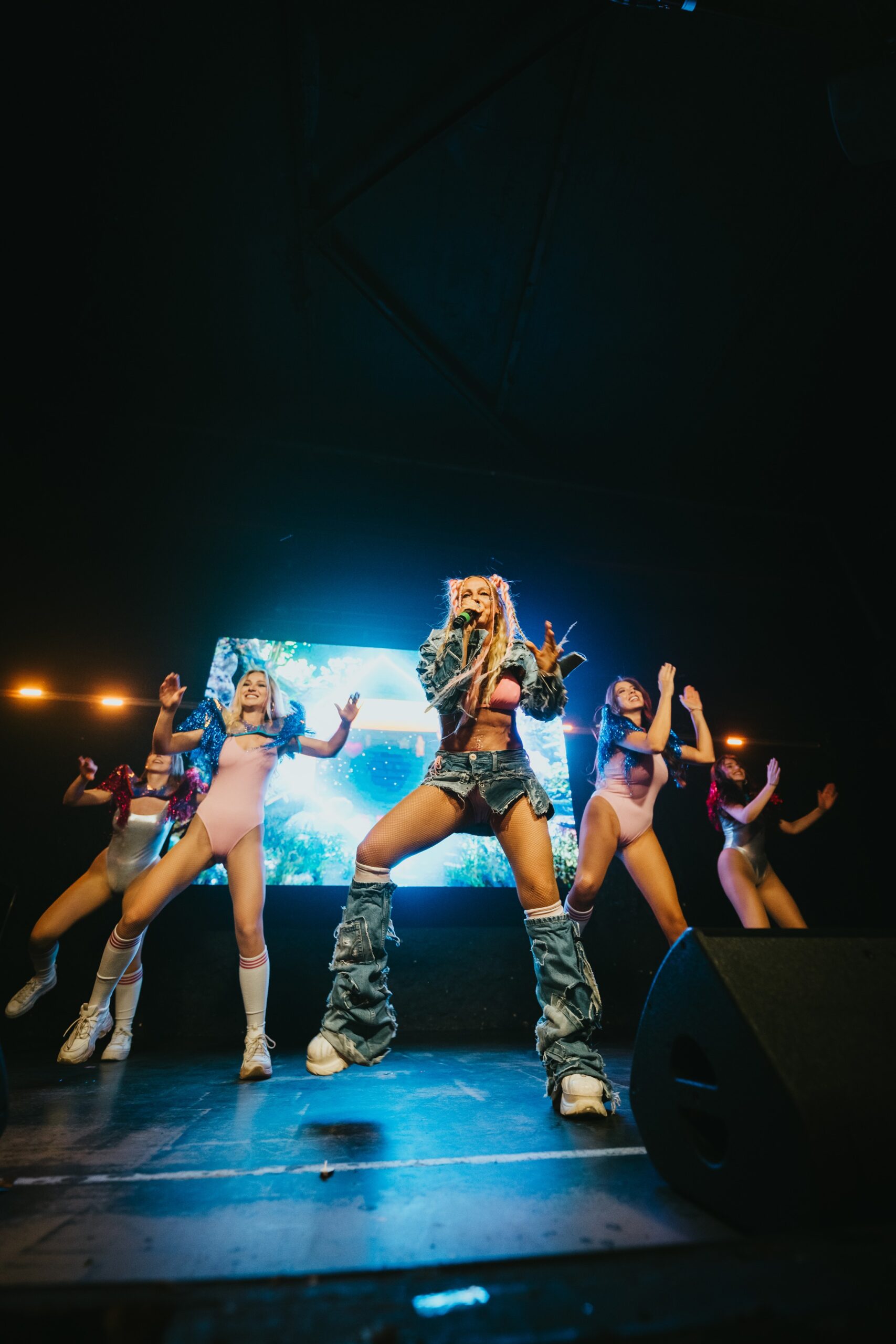 Never Grow Old Atmosphäre