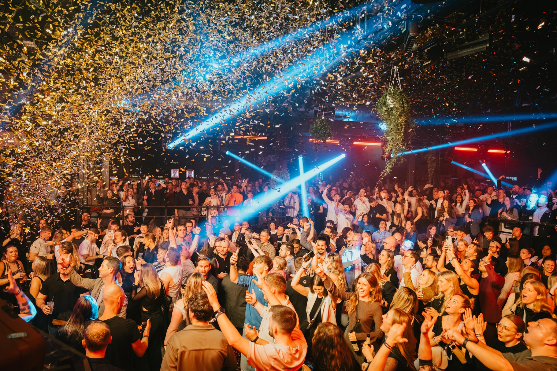 Never Grow Old Atmosphäre