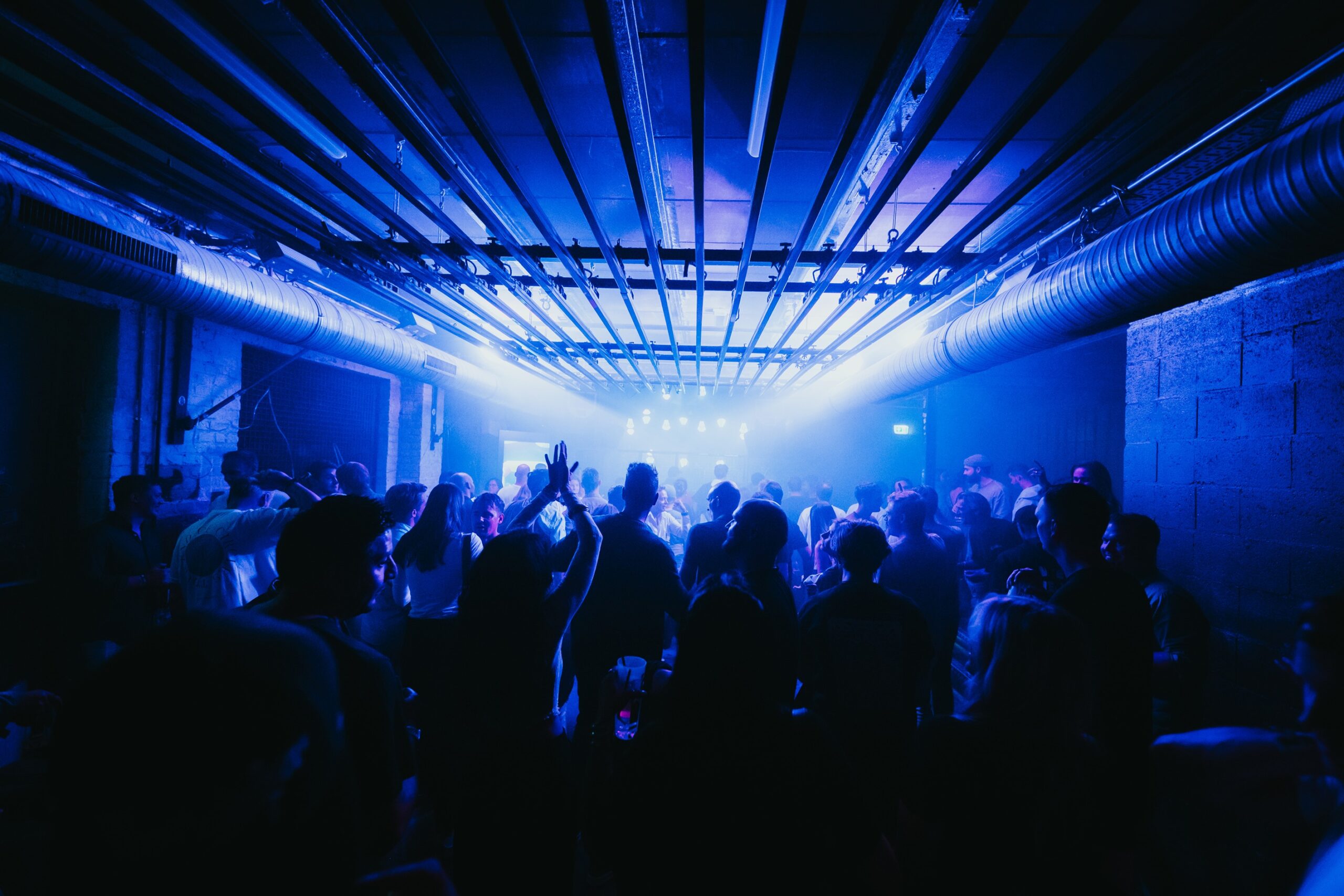 Never Grow Old Atmosphäre